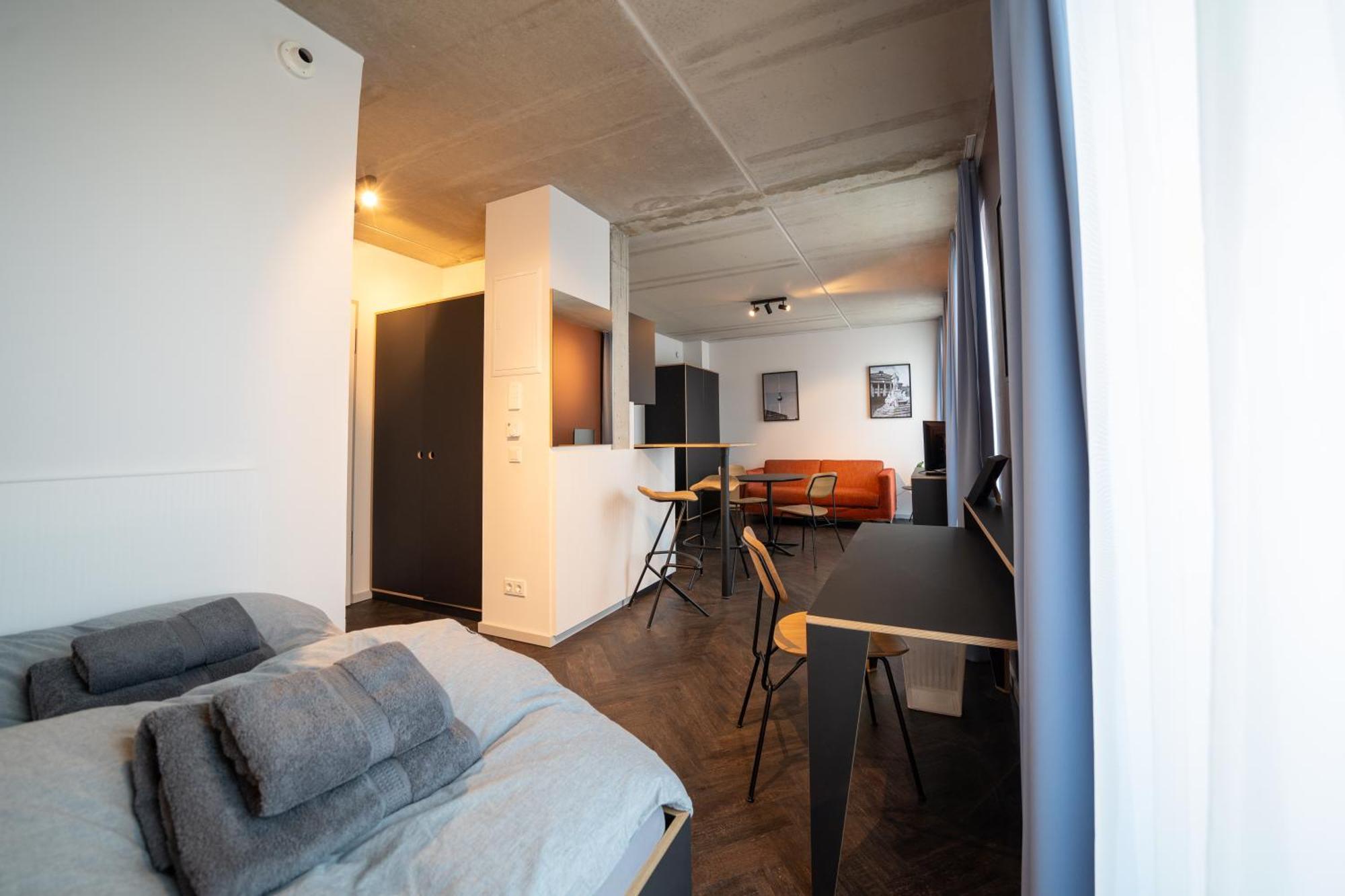 Deluxe Studio
